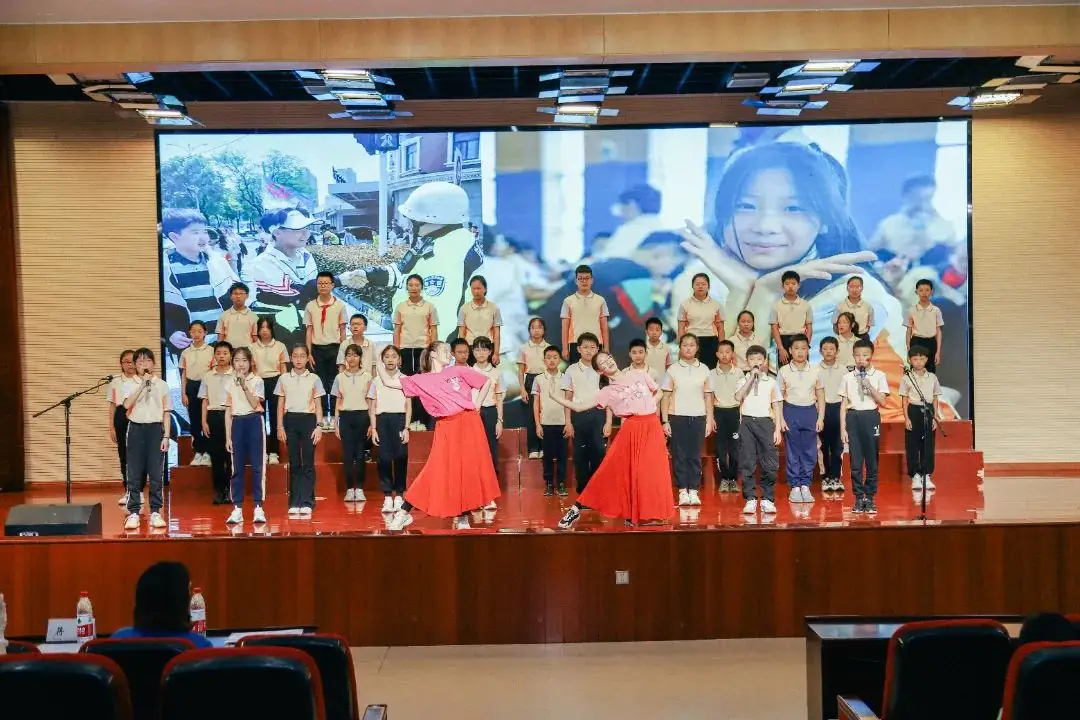 班班有歌,用爱唱响未来——龙锦小学六年级毕业系列活动暨“六一”庆祝活动 第20张 班班有歌,用爱唱响未来——龙锦小学六年级毕业系列活动暨“六一”庆祝活动 第20张