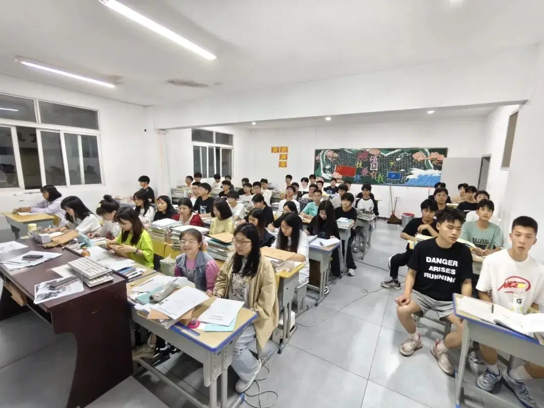 高考周,向奋斗的青春致敬——利川民族技工学校开展高考前心理疏导主题班会 第11张 高考周,向奋斗的青春致敬——利川民族技工学校开展高考前心理疏导主题班会 第11张