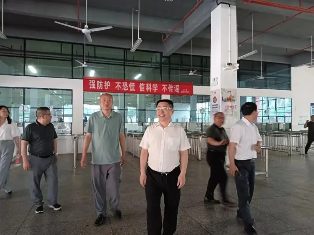 情暖学子,助力高考|江永县委书记唐德荣莅临我校检查指导高考准备工作 第4张 情暖学子,助力高考|江永县委书记唐德荣莅临我校检查指导高考准备工作 第4张