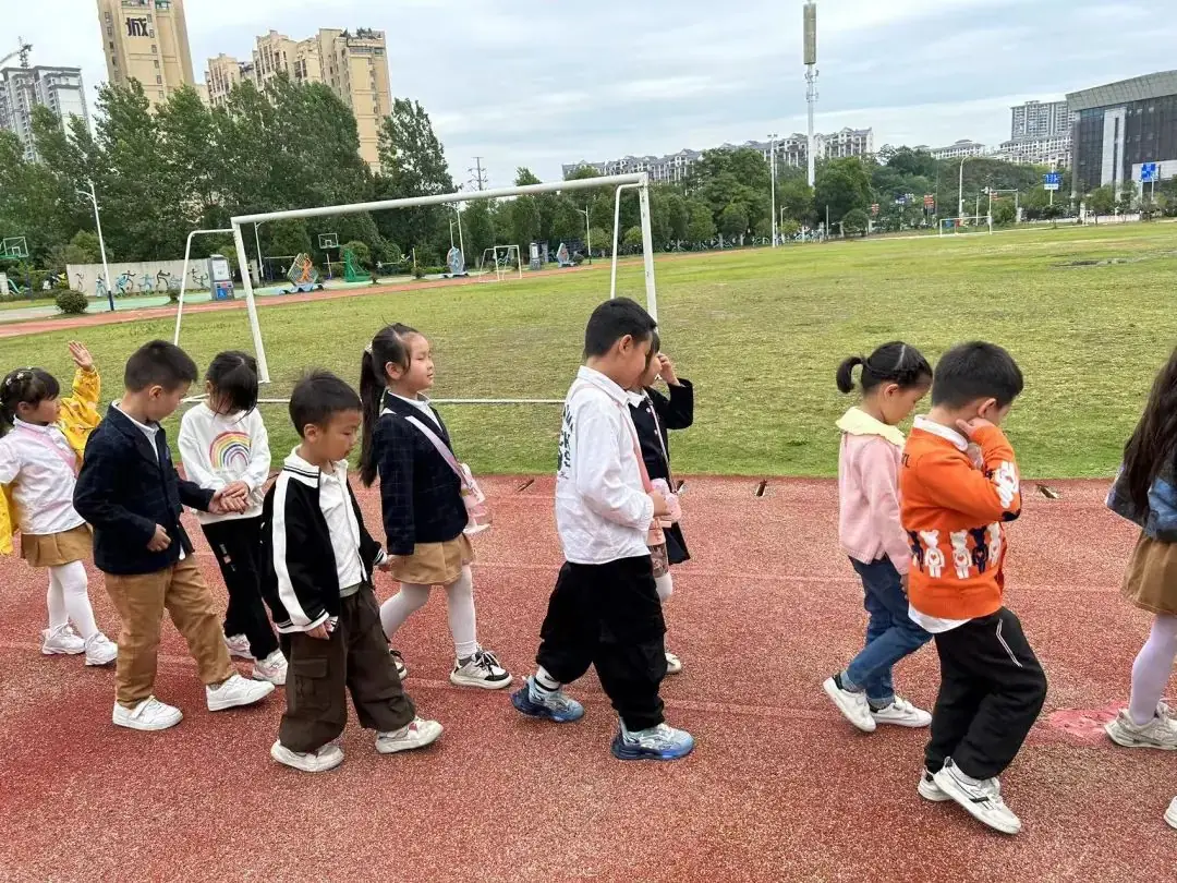 【党建+课程】初探小学,拥抱成长——上饶市信州区东都花园幼儿园参观小学活动 第53张