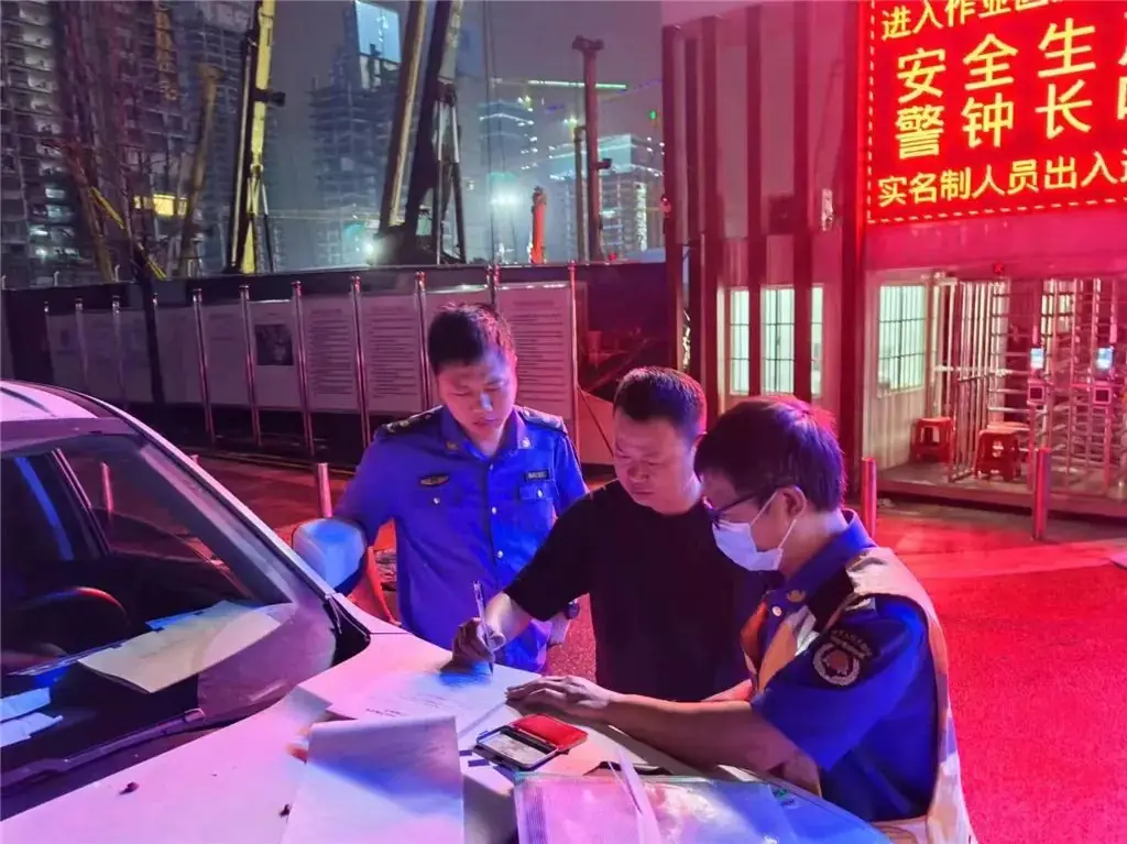 高考倒计时!城管护校员上岗,东莞城管人全力护航 第10张 高考倒计时!城管护校员上岗,东莞城管人全力护航 第10张
