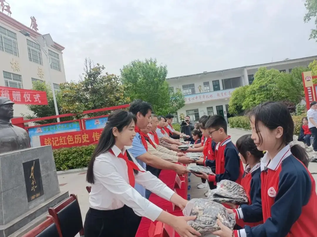 衣暖童心,情系教育|镇平县雪枫小学服装捐赠仪式圆满举行 第6张 衣暖童心,情系教育|镇平县雪枫小学服装捐赠仪式圆满举行 第6张
