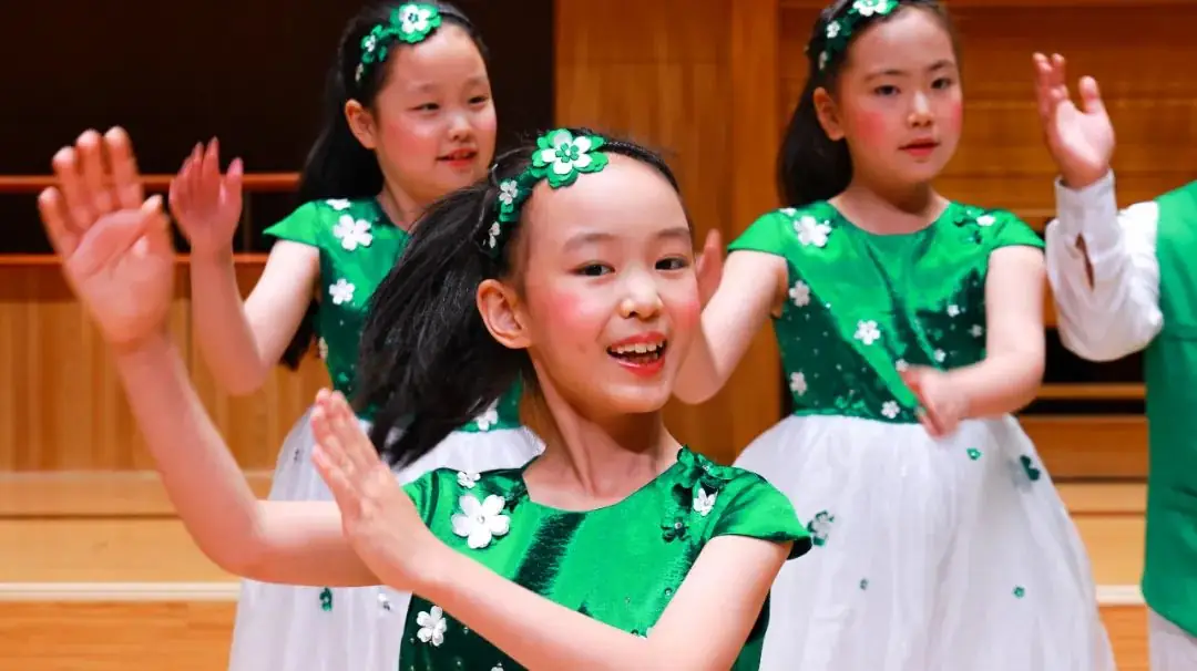 灯市口小学举行“逐光前行 扬帆远航”金帆合唱团二十周年专场音乐会暨灯市口小学建校160周年素质教育成果展示活动 第46张 灯市口小学举行“逐光前行 扬帆远航”金帆合唱团二十周年专场音乐会暨灯市口小学建校160周年素质教育成果展示活动 第46张