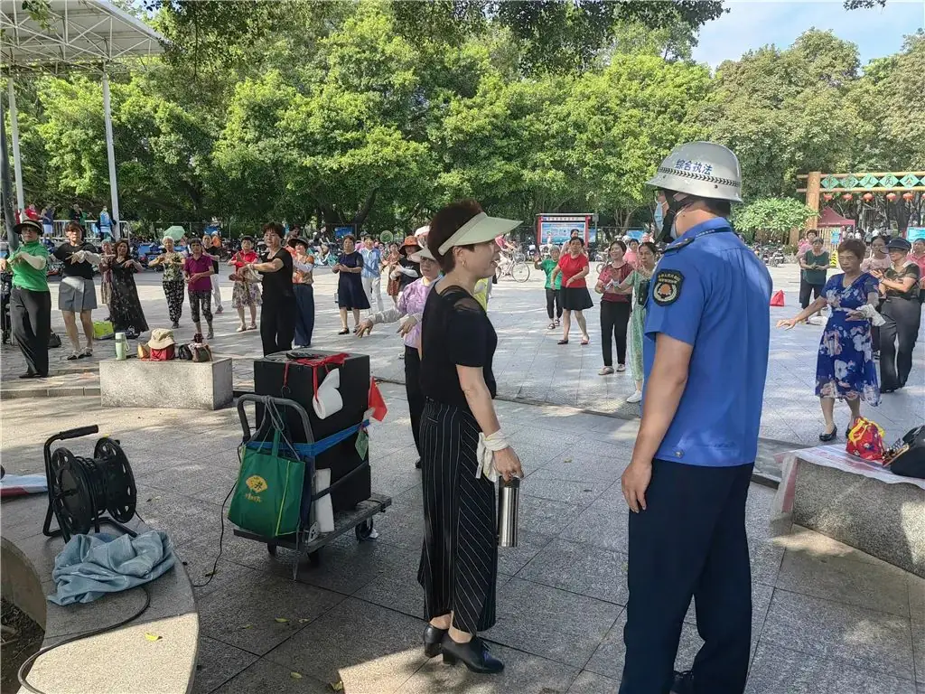 高考倒计时!城管护校员上岗,东莞城管人全力护航 第5张 高考倒计时!城管护校员上岗,东莞城管人全力护航 第5张