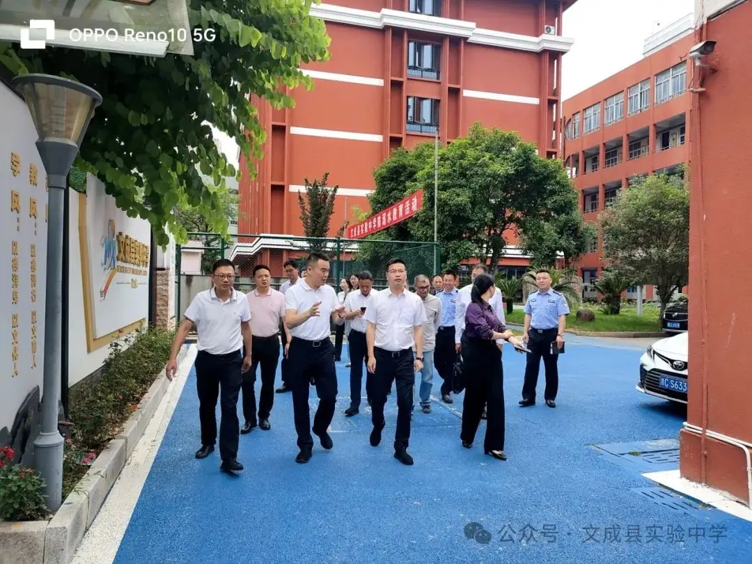 县长杨德听到实验中学检查指导中考考点工作 第2张 县长杨德听到实验中学检查指导中考考点工作 第2张