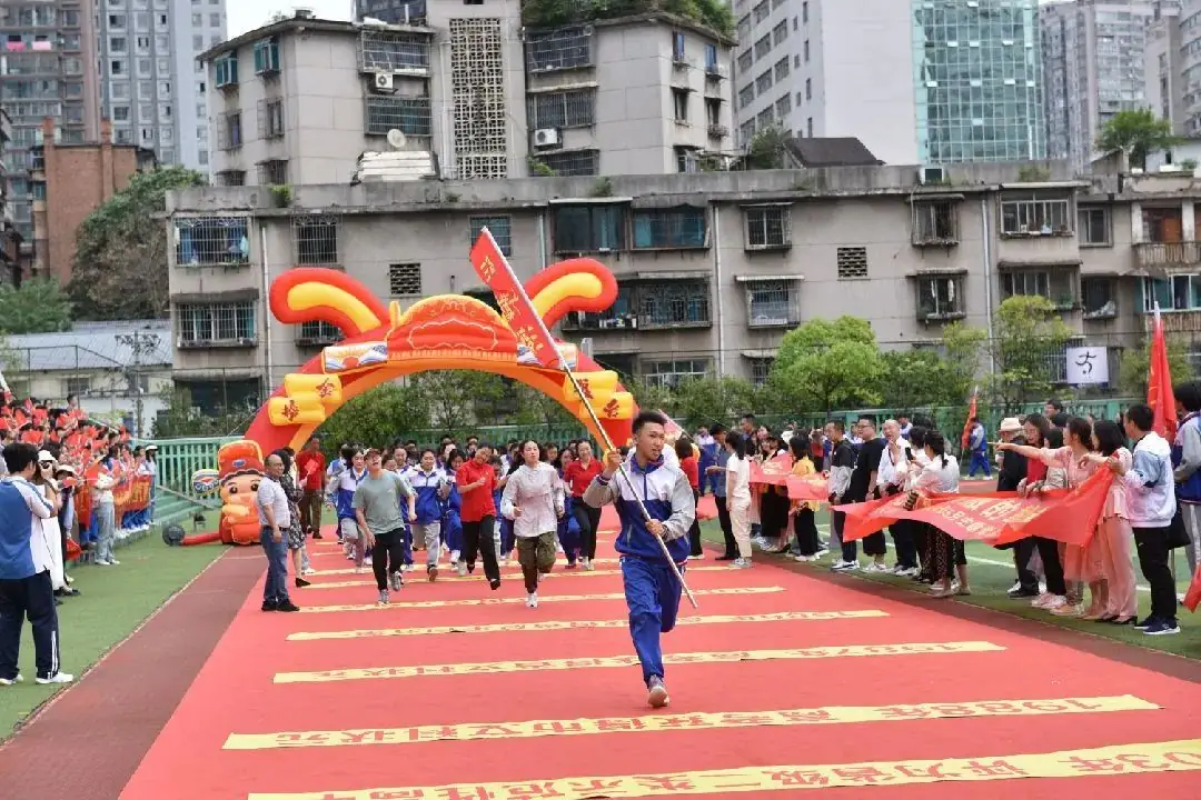 高考壮志行 祖国请挑选 | 贵阳八中2024届高三学子“奔向成功门”冲刺高考壮行活动 第15张 高考壮志行 祖国请挑选 | 贵阳八中2024届高三学子“奔向成功门”冲刺高考壮行活动 第15张