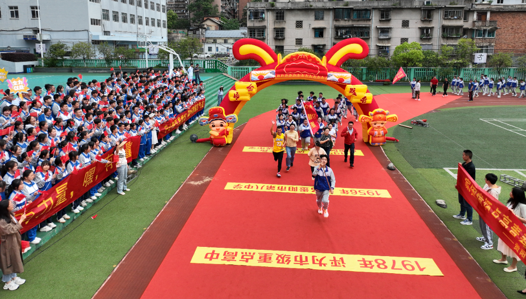 高考壮志行 祖国请挑选 | 贵阳八中2024届高三学子“奔向成功门”冲刺高考壮行活动 第10张 高考壮志行 祖国请挑选 | 贵阳八中2024届高三学子“奔向成功门”冲刺高考壮行活动 第10张