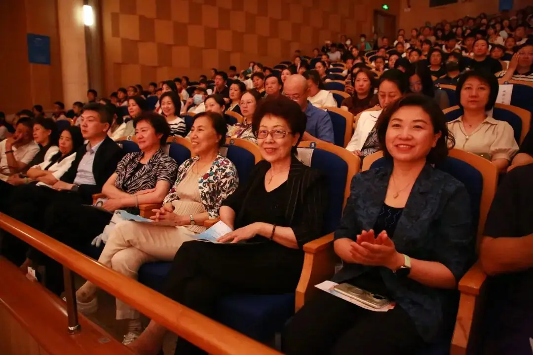 灯市口小学举行“逐光前行 扬帆远航”金帆合唱团二十周年专场音乐会暨灯市口小学建校160周年素质教育成果展示活动 第7张 灯市口小学举行“逐光前行 扬帆远航”金帆合唱团二十周年专场音乐会暨灯市口小学建校160周年素质教育成果展示活动 第7张