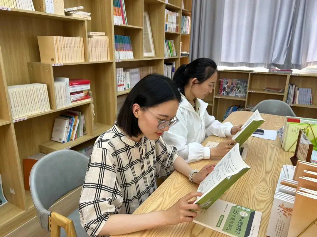 手捧书香,筑梦未来:都司小学第一届教师共读一本书总结暨第二届共读活动启动仪式 第22张
