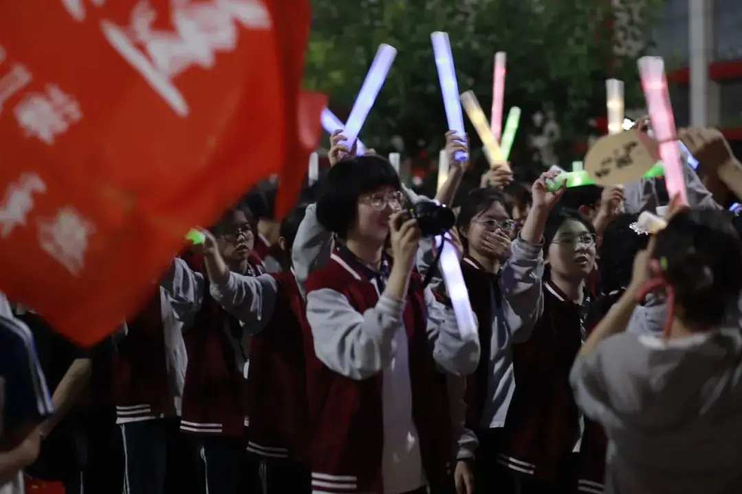 【高考加油】超燃!容一高中学子“喊楼”温情震撼!滚烫的青春不留遗憾(附现场视频) 第7张 【高考加油】超燃!容一高中学子“喊楼”温情震撼!滚烫的青春不留遗憾(附现场视频) 第7张