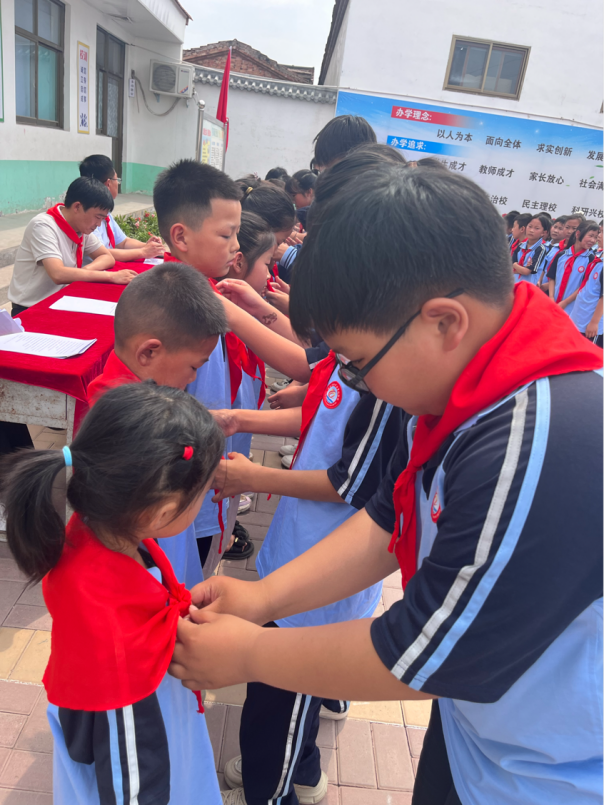 临清新华联校东陶屯小学隆重举行“红领巾爱祖国”新队员入队仪式 第5张 临清新华联校东陶屯小学隆重举行“红领巾爱祖国”新队员入队仪式 第5张