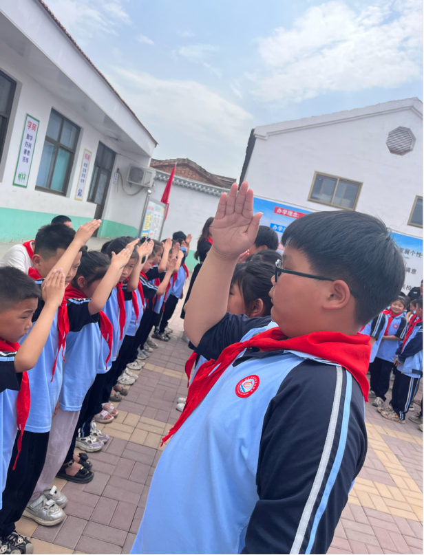 临清新华联校东陶屯小学隆重举行“红领巾爱祖国”新队员入队仪式 第6张 临清新华联校东陶屯小学隆重举行“红领巾爱祖国”新队员入队仪式 第6张