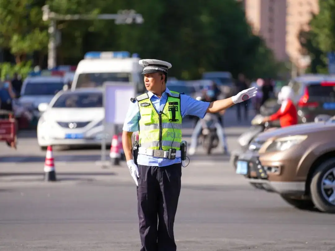 高考临近 哈密公安全力为高考学子护航! 第4张 高考临近 哈密公安全力为高考学子护航! 第4张