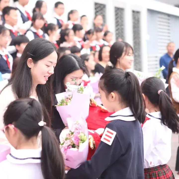 闪亮的日子 | 龙华中心小学“新百年 星教师”第八届班主任节 第12张 闪亮的日子 | 龙华中心小学“新百年 星教师”第八届班主任节 第12张