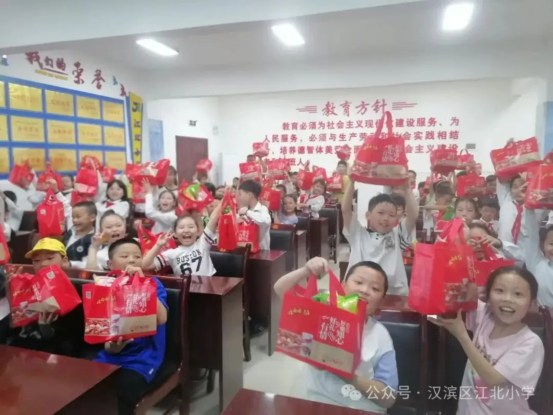 【江小快讯】江北小学开展 “关爱留守 温暖童心”庆“六一”慰问活动 第4张 【江小快讯】江北小学开展 “关爱留守 温暖童心”庆“六一”慰问活动 第4张