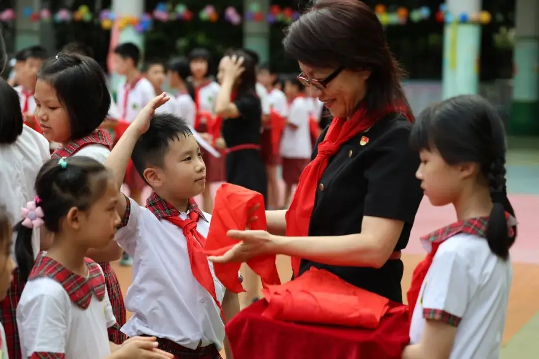 红领巾爱祖国——广州市花都区骏威小学2024年少先队新队员入队仪式 第13张