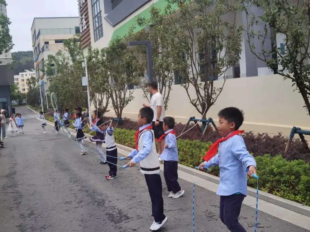 童心 同心 共成长——东华小学举行庆六一暨新队员入队仪式活动 第16张 童心 同心 共成长——东华小学举行庆六一暨新队员入队仪式活动 第16张