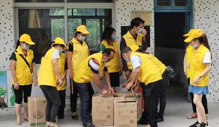 阳春一热心群体为潭水小学送“清凉” 第3张