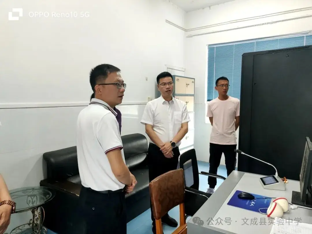 县长杨德听到实验中学检查指导中考考点工作 第4张 县长杨德听到实验中学检查指导中考考点工作 第4张