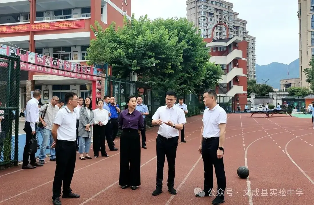 县长杨德听到实验中学检查指导中考考点工作 第6张 县长杨德听到实验中学检查指导中考考点工作 第6张