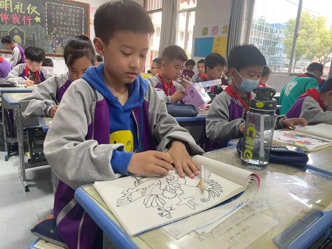 源汇区五一路小学:美术社团期末成果展示汇报 第20张 源汇区五一路小学:美术社团期末成果展示汇报 第20张