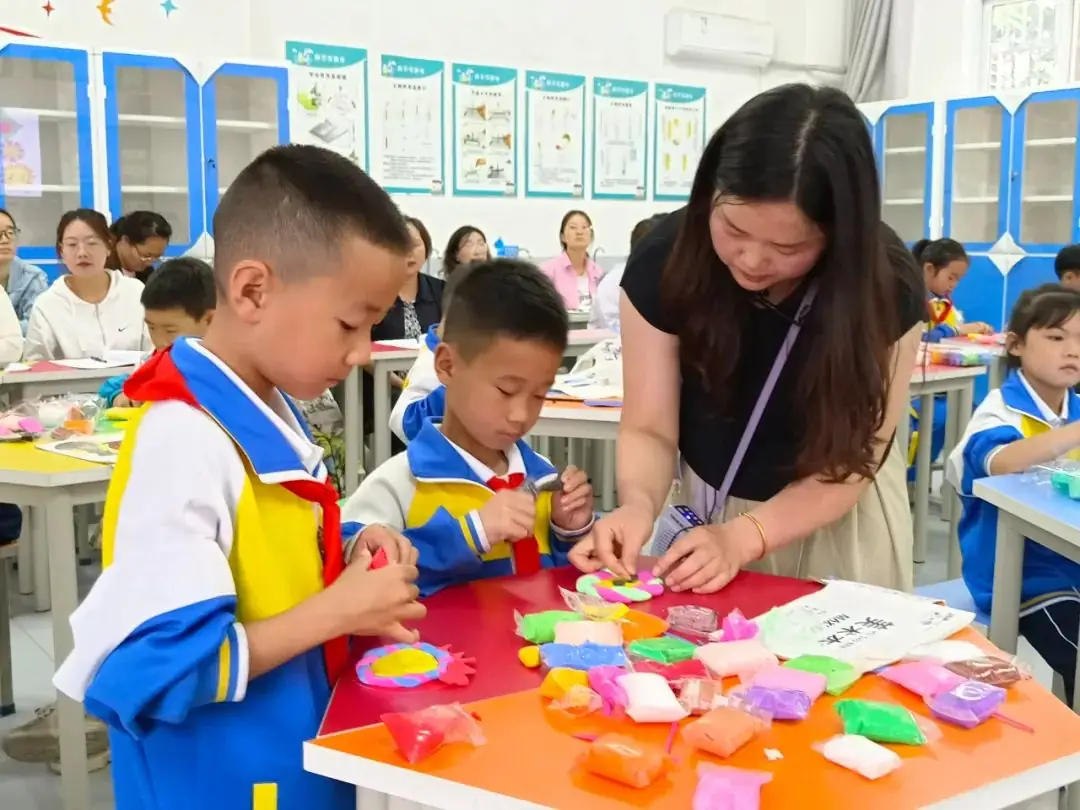 领航赋能同交流 学校联动共提升|华清小学教育集团送教活动在新市中心小学举行 第1张