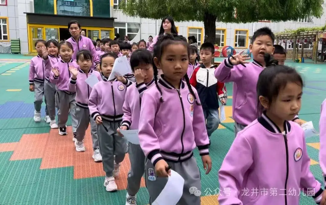 【幼儿活动】“趣”探小学,“幼”见成长——龙井市第二幼儿园携手龙井市东山实验小学开展参观小学活动 第7张 【幼儿活动】“趣”探小学,“幼”见成长——龙井市第二幼儿园携手龙井市东山实验小学开展参观小学活动 第7张