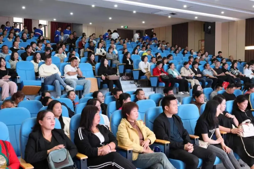 同心同向 决胜中考丨我校初复年级家长会 第10张 同心同向 决胜中考丨我校初复年级家长会 第10张