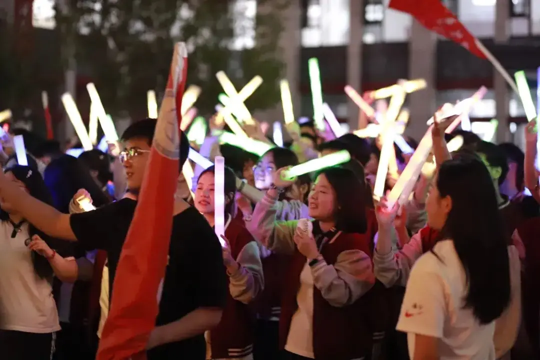 【高考加油】超燃!容一高中学子“喊楼”温情震撼!滚烫的青春不留遗憾(附现场视频) 第10张 【高考加油】超燃!容一高中学子“喊楼”温情震撼!滚烫的青春不留遗憾(附现场视频) 第10张