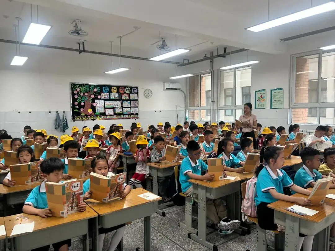 美好初夏,“幼”见小学——安阳高新区商颂小学迎接各幼儿园走进小学幼小衔接活动纪实 第9张 美好初夏,“幼”见小学——安阳高新区商颂小学迎接各幼儿园走进小学幼小衔接活动纪实 第9张