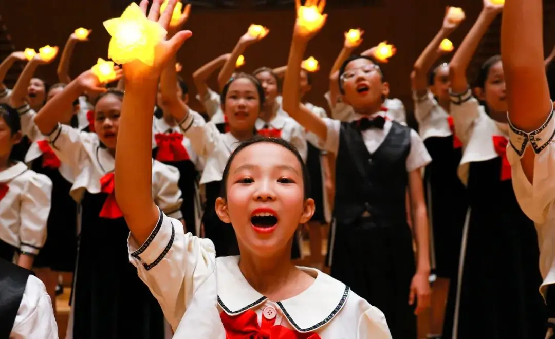 灯市口小学举行“逐光前行 扬帆远航”金帆合唱团二十周年专场音乐会暨灯市口小学建校160周年素质教育成果展示活动 第11张 灯市口小学举行“逐光前行 扬帆远航”金帆合唱团二十周年专场音乐会暨灯市口小学建校160周年素质教育成果展示活动 第11张