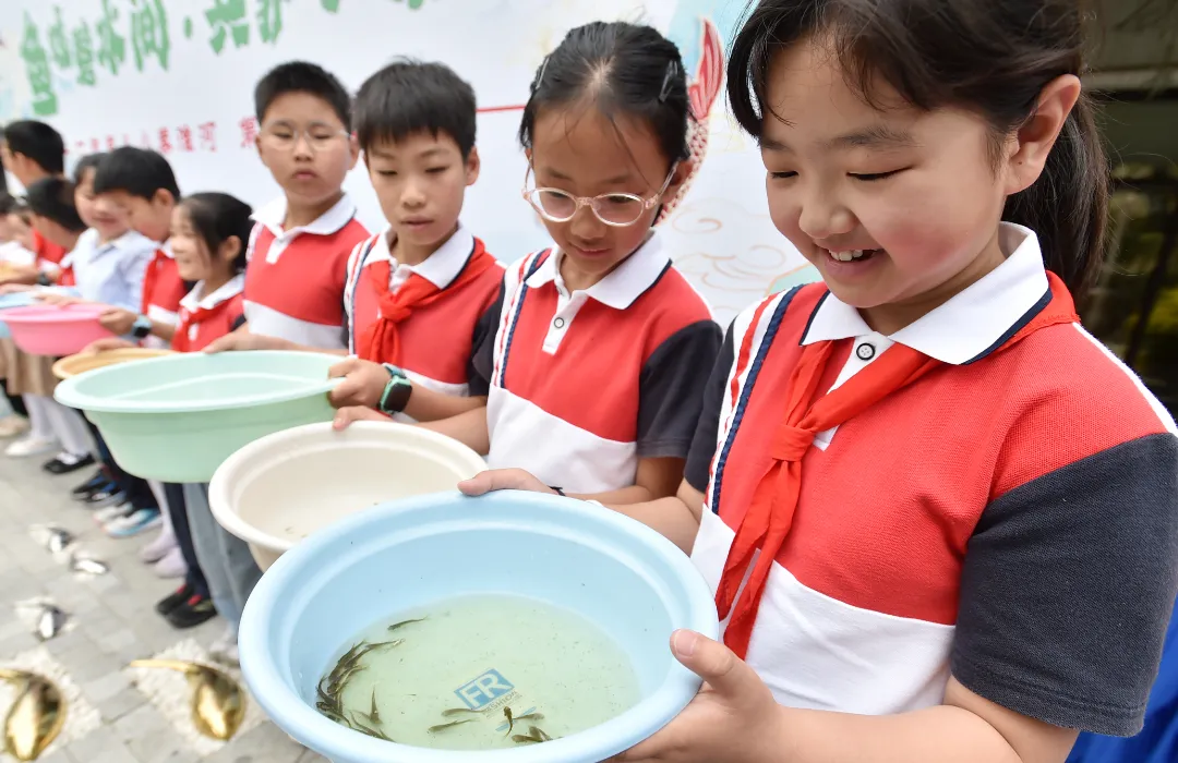 社校博爱1+1|育才小学志愿者参加旌忠寺社区“鱼戏碧水间,共护小秦淮”公益活动 第7张 社校博爱1+1|育才小学志愿者参加旌忠寺社区“鱼戏碧水间,共护小秦淮”公益活动 第7张