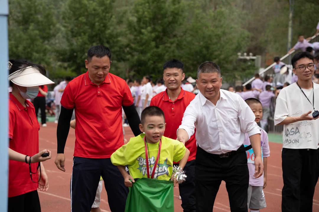 阜康市第五小学集团校开展第九届“少年儿童心向党 我与祖国共成长”“我是小小石榴籽·悦动艺术节”暨运动会活动 第8张 阜康市第五小学集团校开展第九届“少年儿童心向党 我与祖国共成长”“我是小小石榴籽·悦动艺术节”暨运动会活动 第8张