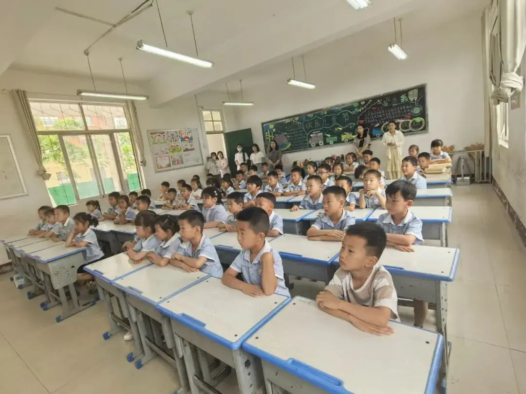 【初探小学 礼遇成长】何楼办事处中心幼儿园大班小朋友参观小学活动 第37张 【初探小学 礼遇成长】何楼办事处中心幼儿园大班小朋友参观小学活动 第37张