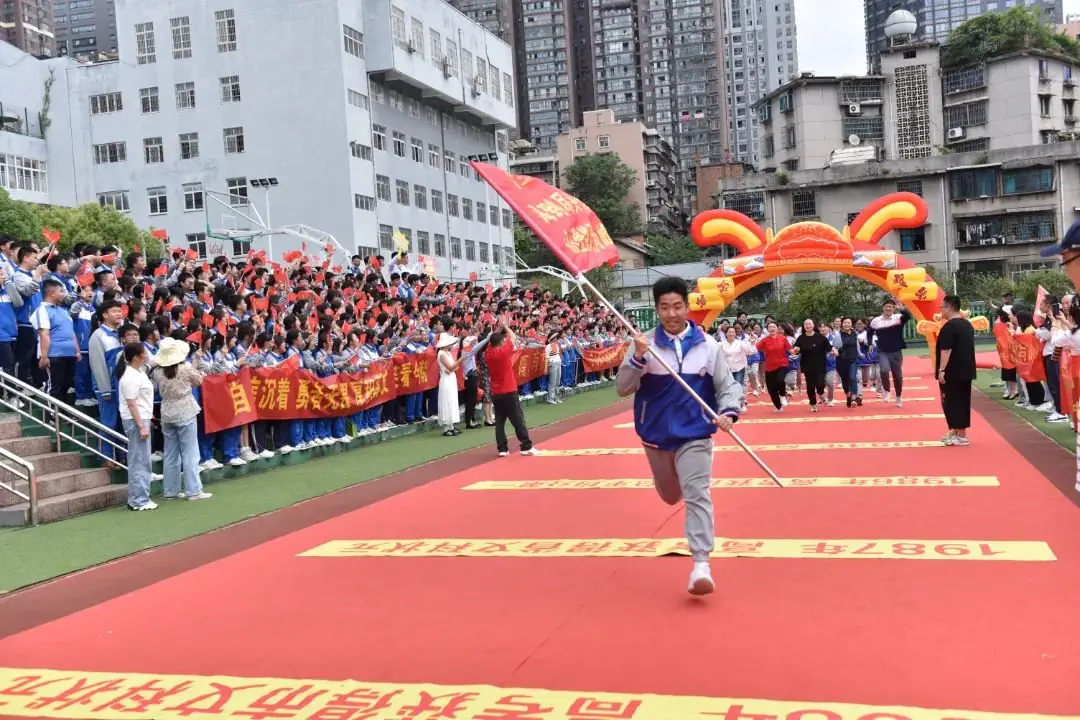 高考壮志行 祖国请挑选 | 贵阳八中2024届高三学子“奔向成功门”冲刺高考壮行活动 第12张 高考壮志行 祖国请挑选 | 贵阳八中2024届高三学子“奔向成功门”冲刺高考壮行活动 第12张