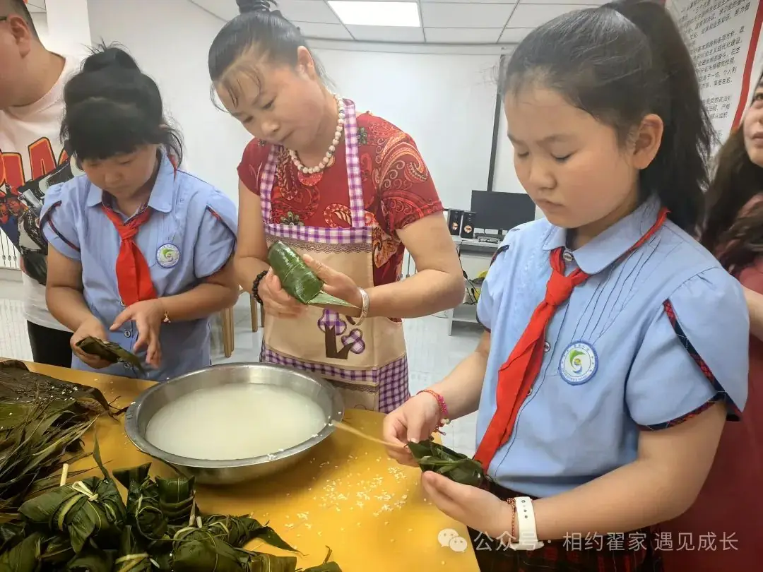 【翟家中心小学·党建+家训】浓情端午,诗韵飘香——曹家小学开展进宁民社区劳动实践活动 第11张