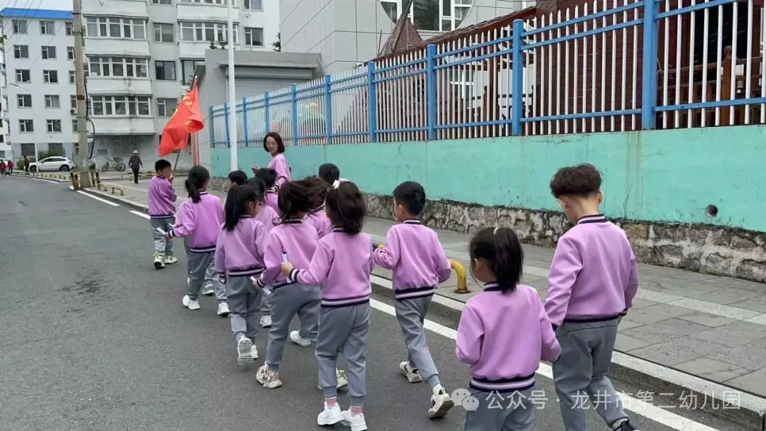 【幼儿活动】“趣”探小学,“幼”见成长——龙井市第二幼儿园携手龙井市东山实验小学开展参观小学活动 第9张 【幼儿活动】“趣”探小学,“幼”见成长——龙井市第二幼儿园携手龙井市东山实验小学开展参观小学活动 第9张
