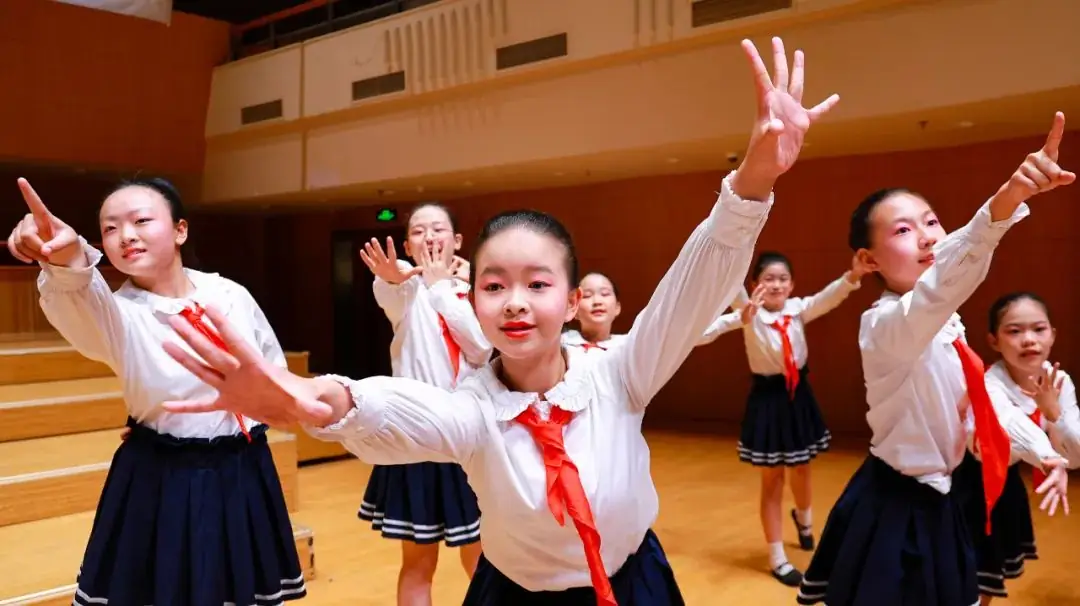 灯市口小学举行“逐光前行 扬帆远航”金帆合唱团二十周年专场音乐会暨灯市口小学建校160周年素质教育成果展示活动 第114张 灯市口小学举行“逐光前行 扬帆远航”金帆合唱团二十周年专场音乐会暨灯市口小学建校160周年素质教育成果展示活动 第114张