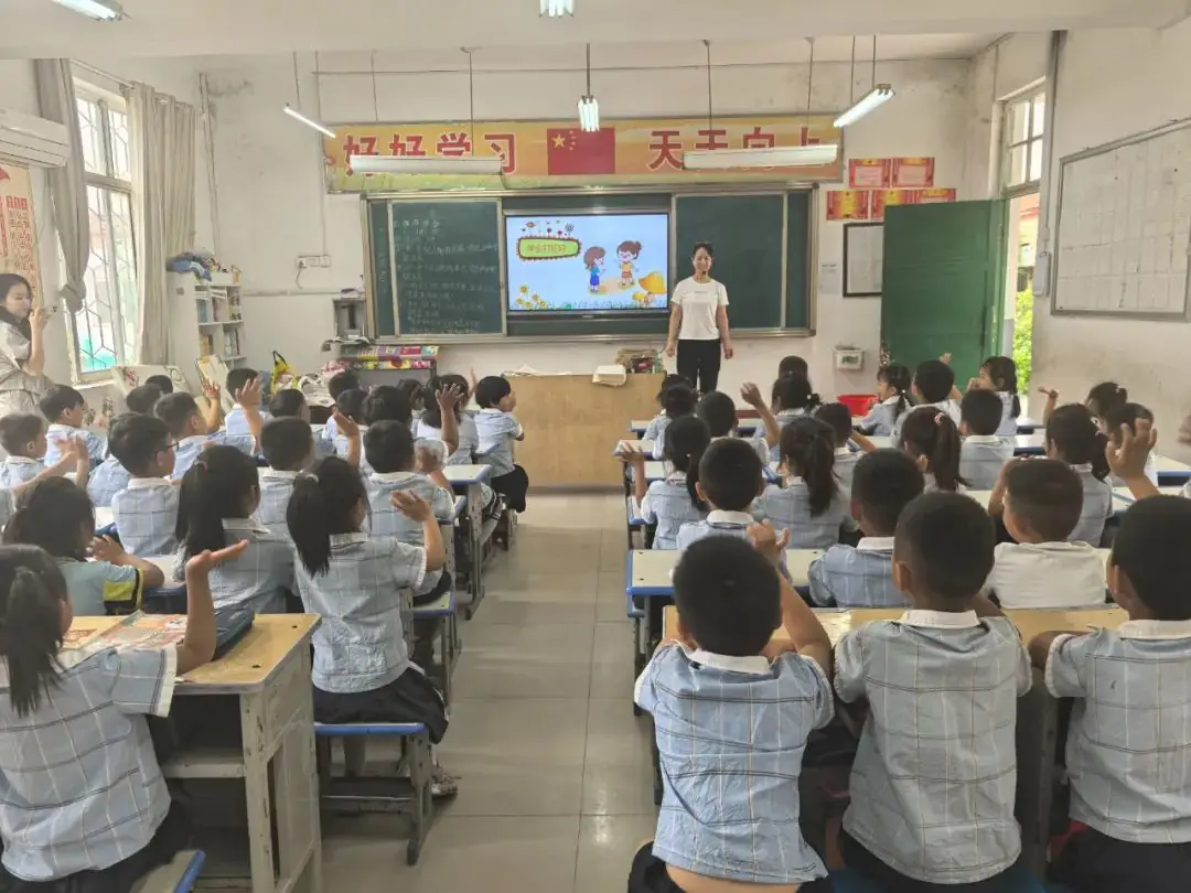 【初探小学 礼遇成长】何楼办事处中心幼儿园大班小朋友参观小学活动 第36张 【初探小学 礼遇成长】何楼办事处中心幼儿园大班小朋友参观小学活动 第36张