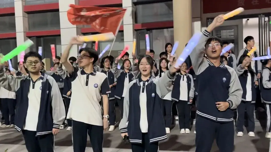 【高考加油】超燃!容一高中学子“喊楼”温情震撼!滚烫的青春不留遗憾(附现场视频) 第3张 【高考加油】超燃!容一高中学子“喊楼”温情震撼!滚烫的青春不留遗憾(附现场视频) 第3张