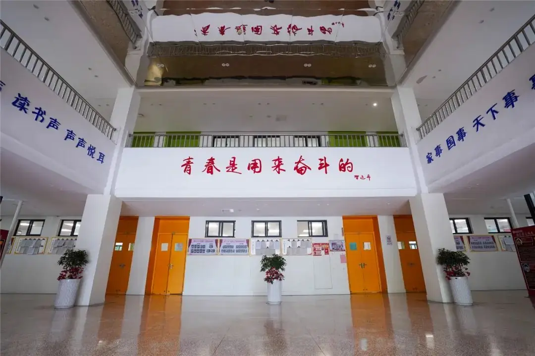 中考没上一批线,高考剑指重点大学!这所高中的目标墙亮了,他们的底气从何而来 第14张 中考没上一批线,高考剑指重点大学!这所高中的目标墙亮了,他们的底气从何而来 第14张