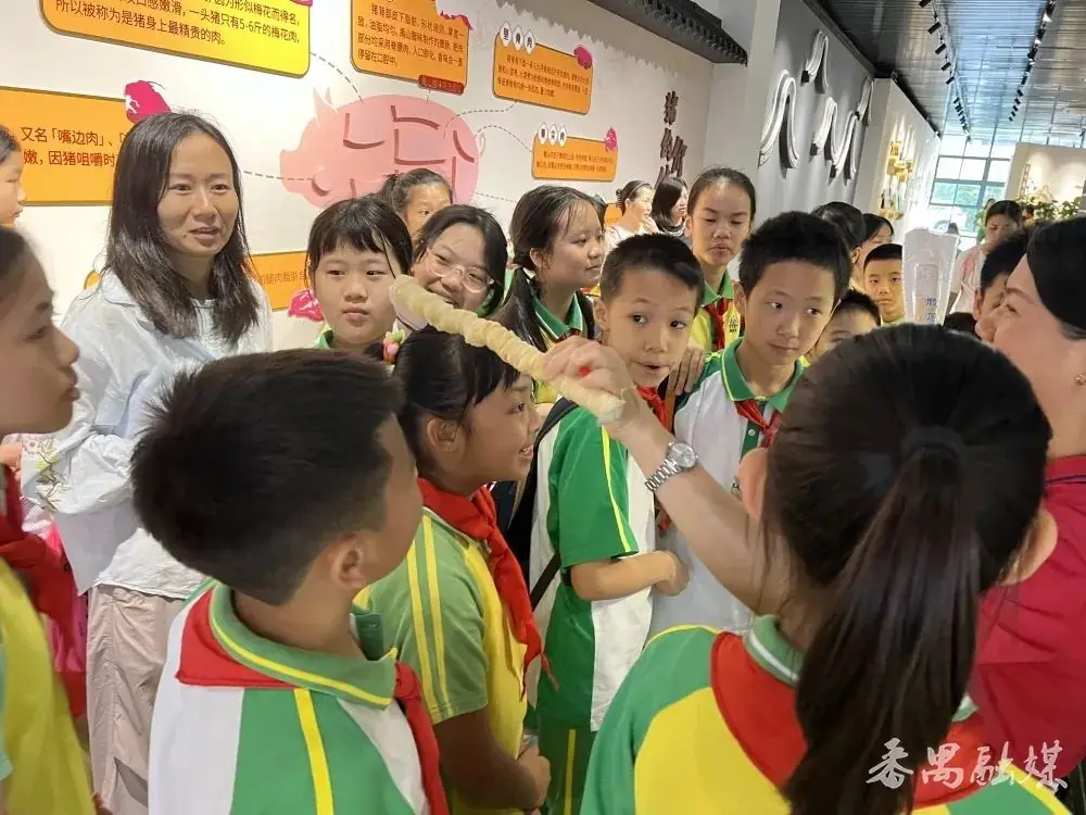 近距离接触腊味制作过程 番禺区沙湾中心小学家委会引导学生认识非物质文化遗产 第3张 近距离接触腊味制作过程 番禺区沙湾中心小学家委会引导学生认识非物质文化遗产 第3张