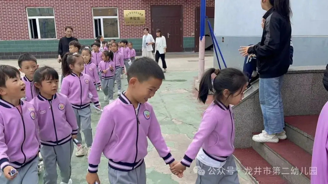【幼儿活动】“趣”探小学,“幼”见成长——龙井市第二幼儿园携手龙井市东山实验小学开展参观小学活动 第25张 【幼儿活动】“趣”探小学,“幼”见成长——龙井市第二幼儿园携手龙井市东山实验小学开展参观小学活动 第25张