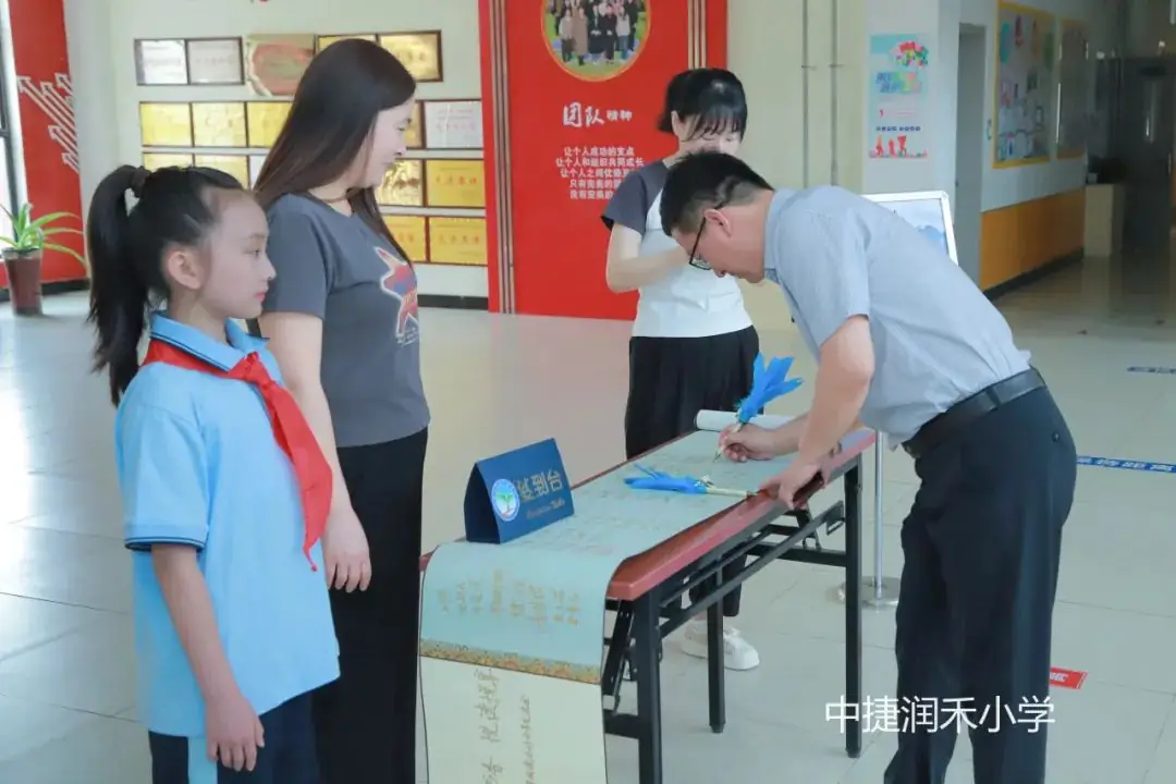 满园书香,悦读悦享——全区小学“阅读推进及成果展示”活动在润禾小学举行 第5张
