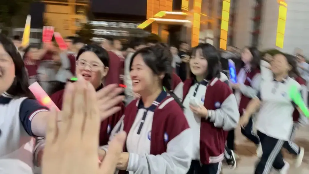 【高考加油】超燃!容一高中学子“喊楼”温情震撼!滚烫的青春不留遗憾(附现场视频) 第4张 【高考加油】超燃!容一高中学子“喊楼”温情震撼!滚烫的青春不留遗憾(附现场视频) 第4张