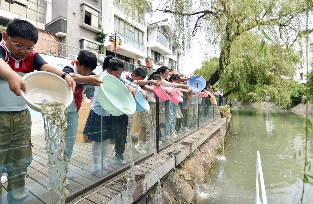 社校博爱1+1|育才小学志愿者参加旌忠寺社区“鱼戏碧水间,共护小秦淮”公益活动 第6张 社校博爱1+1|育才小学志愿者参加旌忠寺社区“鱼戏碧水间,共护小秦淮”公益活动 第6张