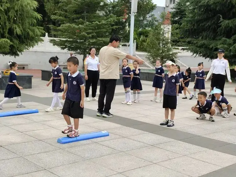 【向阳动态】初探小学 共赴成长——运城向阳学校师生迎接幼儿园小朋友到校参观体验 第23张
