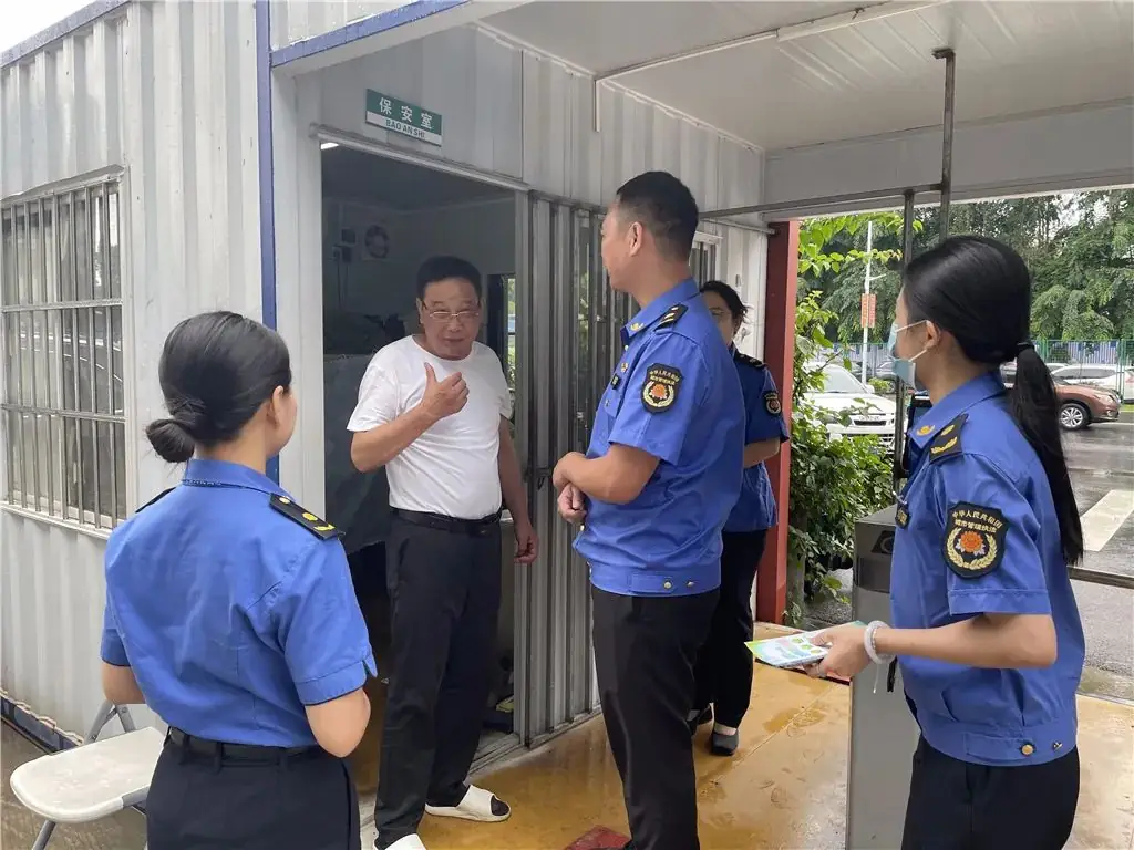 高考倒计时!城管护校员上岗,东莞城管人全力护航 第37张 高考倒计时!城管护校员上岗,东莞城管人全力护航 第37张