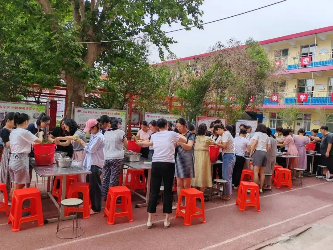 四型机关(学校)建设 || 沙河市第七小学“粽情端午 共言智善”教职工包粽子活动 第31张