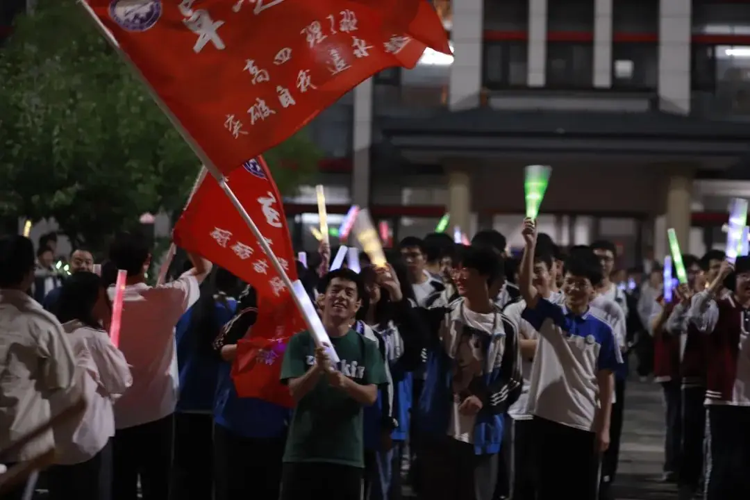 【高考加油】超燃!容一高中学子“喊楼”温情震撼!滚烫的青春不留遗憾(附现场视频) 第9张 【高考加油】超燃!容一高中学子“喊楼”温情震撼!滚烫的青春不留遗憾(附现场视频) 第9张